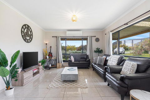 Morningside Farm House With Mountian Views... - Accommodation in Bendigo 2
