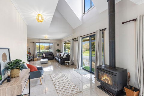Morningside Farm House With Mountian Views... - Accommodation in Bendigo 3