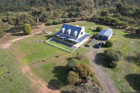 Morningside Farm House With Mountian Views... - Accommodation in Bendigo 0