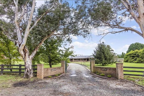 Mountain Culture Farm Stay - Pet Friendly - Accommodation in Bendigo 1