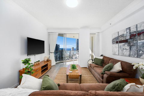 NEW Chevron Ocean Views Central Surfers. - Accommodation in Bendigo 2