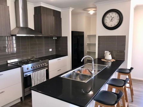 New Modern And Spacious In A Quiet Location Only 12 Min From The City - Accommodation in Bendigo 0