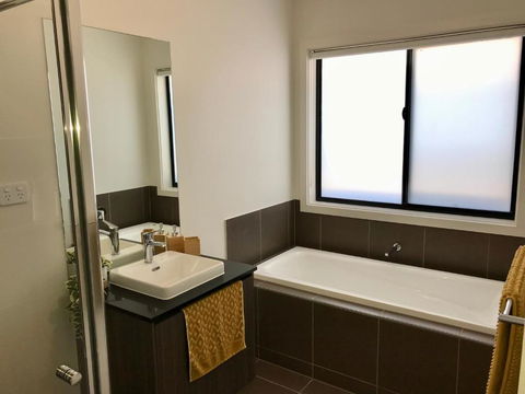 New Modern And Spacious In A Quiet Location Only 12 Min From The City - Accommodation in Bendigo 1
