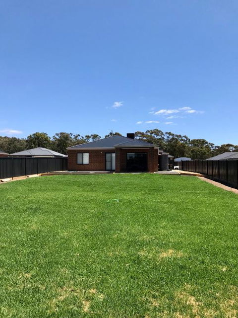 New Modern And Spacious In A Quiet Location Only 12 Min From The City - Accommodation in Bendigo 2