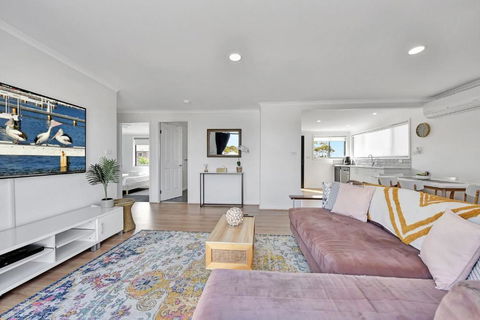 New Property Seabreeze Bungalow - Lakeview Sunset Delight At Sunshine On Lake Macquarie - Accommodation in Bendigo 3