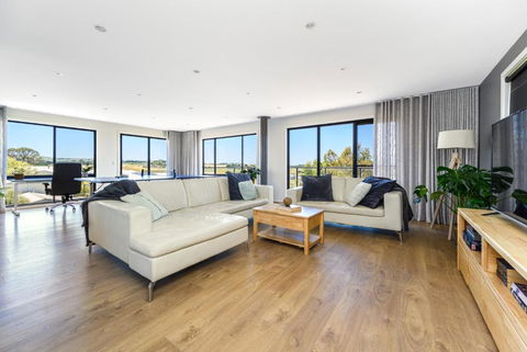 Ocean & Country Views, Spa, Pets Welcome, Fireplace - Your Ocean Oasis 10 Minutes To Phillip Island - Accommodation in Bendigo 1