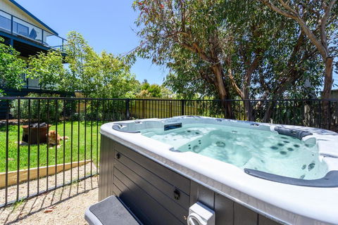 Ocean & Country Views, Spa, Pets Welcome, Fireplace - Your Ocean Oasis 10 Minutes To Phillip Island - Accommodation in Bendigo 0