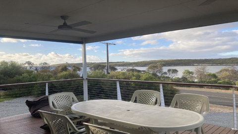 Off The Net - New Listing - Esplanade Property With Views Of The Channel - Accommodation in Bendigo 1