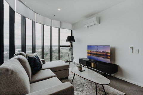 Panoramic Lake View 2-Bed With Pool, Gym And BBQ - Accommodation in Bendigo 1