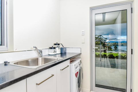Paradise Point - Entire Home In Clarence Point, Tasmania Australia, 10 Guests 7 Bedrooms 7 Beds 3 Baths - Accommodation in Bendigo 3