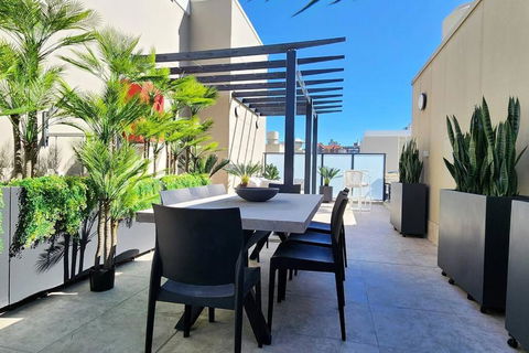 Penthouse With Private Terrace, Parking + 2 Pools - Accommodation in Bendigo 1