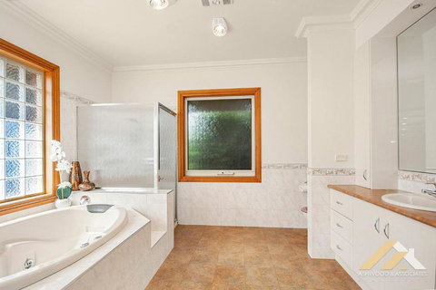 Perfect Entertainer-s Home With Pool - Accommodation in Bendigo 2