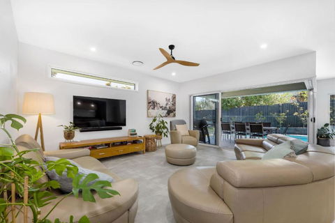 Pet Friendly Holiday Home With Pool On Alex - Accommodation in Bendigo 2