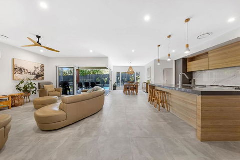 Pet Friendly Holiday Home With Pool On Alex - Accommodation in Bendigo 0
