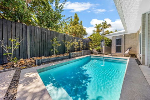 Pet Friendly Holiday Home With Pool On Alex - Accommodation in Bendigo 1