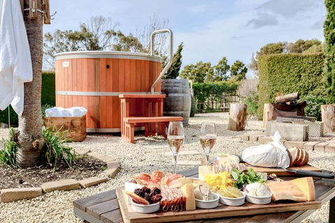 Petite Chateau Waterfront Chateau With Hot Tub - Accommodation in Bendigo 1