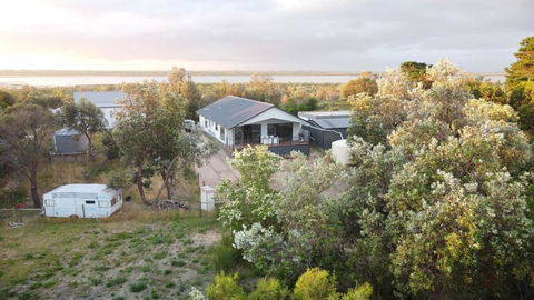 PIECE OF PARADISE, Huge 4 Bedroom Haven - Accommodation in Bendigo 3