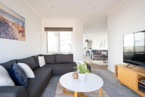 PIPER Modern Home Walk To Beach Shops Parks - Accommodation in Bendigo 2