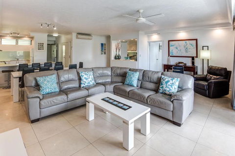 POINCIANA 101 HAMILTON ISLAND CENTRALLY LOCATED 3 BEDROOM, Plus BUGGY!! - Accommodation in Bendigo 2