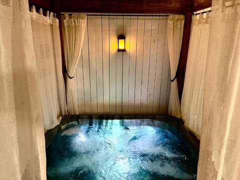 Private Outdoor Spa, Fire Pit - THE RETREAT COOLUM BEACH - Accommodation in Bendigo 0