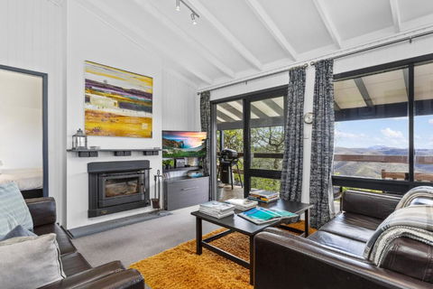 Pristine Mountain Retreat With Expansive Views - Accommodation in Bendigo 0
