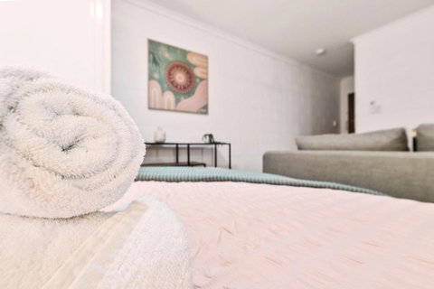 Cairns Retro Studio Charm In Edge Hill - Accommodation in Bendigo 1