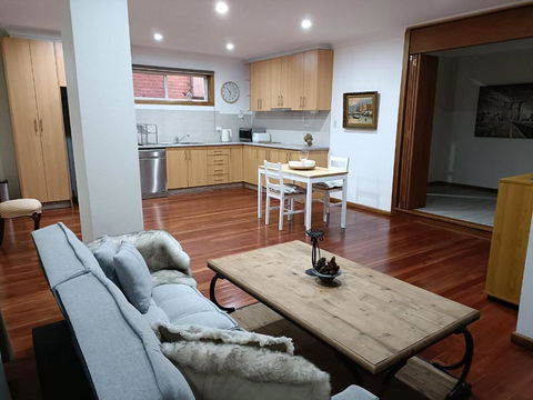 Quiet Nature-Filled Ground Floor Unit - Accommodation in Bendigo 2