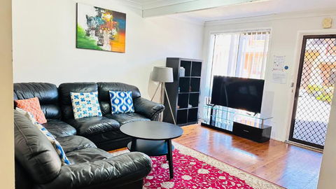 Quiet Family Townhouse In Wollongong CBD - Accommodation in Bendigo 1