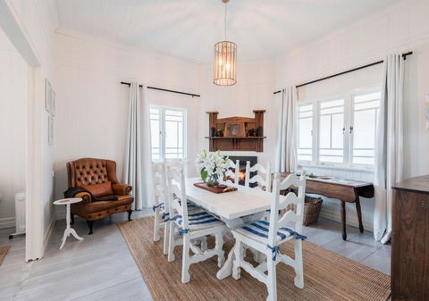 Pretty Pink Queenslander With Spectacular Views! - Accommodation in Bendigo 2