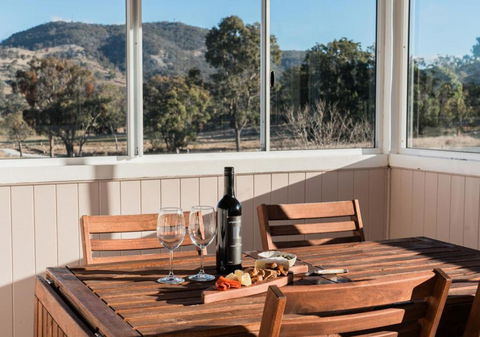 Pretty Pink Queenslander With Spectacular Views! - Accommodation in Bendigo 1