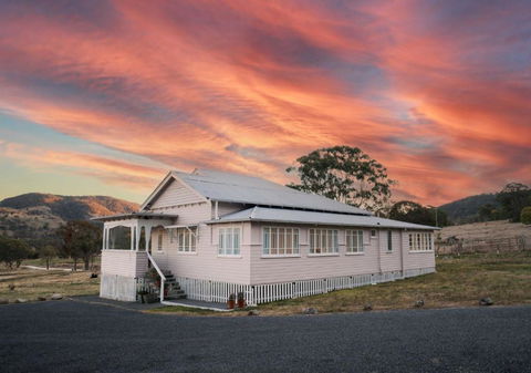 Pretty Pink Queenslander With Spectacular Views! - Accommodation in Bendigo 0