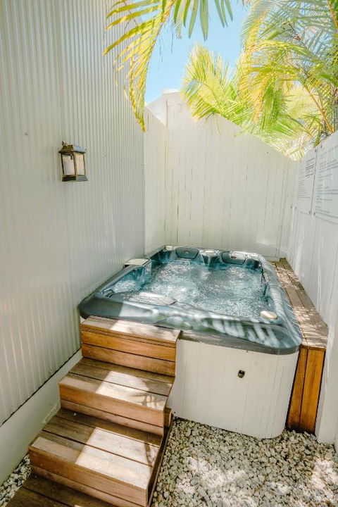 Private Outdoor Spa, Fire Pit, Cinema Room - THE COTTAGE COOLUM BEACH - Accommodation in Bendigo 0