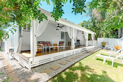 Private Outdoor Spa, Fire Pit, Cinema Room - THE COTTAGE COOLUM BEACH - Accommodation in Bendigo 2