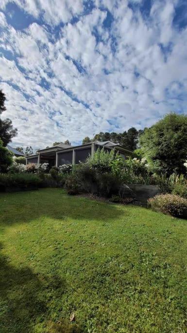 Quiet Family Retreat Getaway - Wildlife Park, Sovereign Hill, Kryall Castle And City At Your Door - Modern House, 8 Guests, 4 Bedrooms, 5 Beds - Accommodation in Bendigo 0