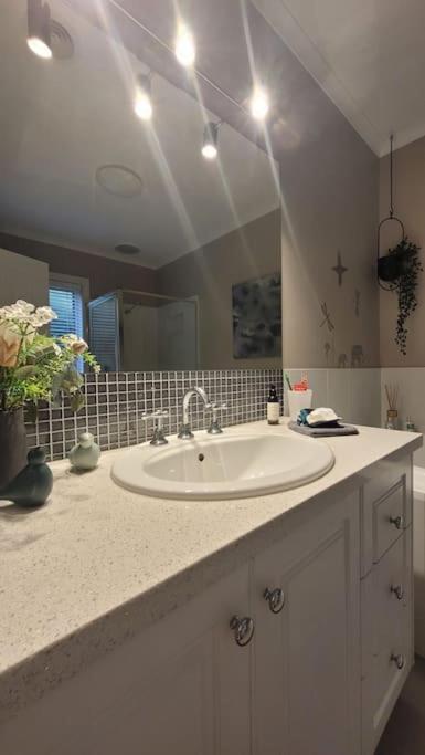 Quiet Family Retreat Getaway - Wildlife Park, Sovereign Hill, Kryall Castle And City At Your Door - Modern House, 8 Guests, 4 Bedrooms, 5 Beds - Accommodation in Bendigo 2