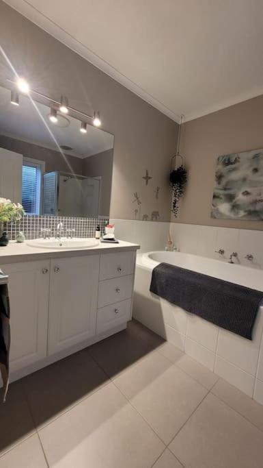 Quiet Family Retreat Getaway - Wildlife Park, Sovereign Hill, Kryall Castle And City At Your Door - Modern House, 8 Guests, 4 Bedrooms, 5 Beds - Accommodation in Bendigo 3