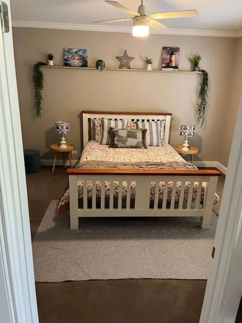 Quiet Family Retreat Getaway - Wildlife Park, Sovereign Hill, Kryall Castle And City At Your Door - Modern House, 8 Guests, 4 Bedrooms, 5 Beds - Accommodation in Bendigo 1