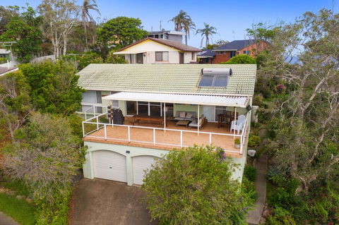 Barefoot Top Floor, 32 Skyline Crescent, Crescent Head - Accommodation in Bendigo 3