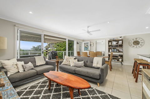 Barefoot Top Floor, 32 Skyline Crescent, Crescent Head - Accommodation in Bendigo 2