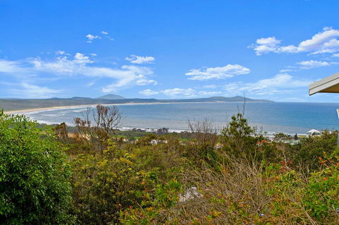 Barefoot Top Floor, 32 Skyline Crescent, Crescent Head - Accommodation in Bendigo 1