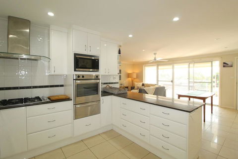 Barefoot, 32 Skyline Crescent, Crescent Head - Accommodation in Bendigo 2