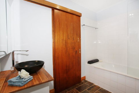 BEACH, SHOPS & FABULOUS VACATION HOME! - Accommodation in Bendigo 2