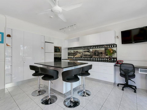 Beachfront Apartment Agincourt Clifton Beach - Accommodation in Bendigo 1