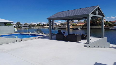 Relax Poolside By The Canal - Accommodation in Bendigo 1