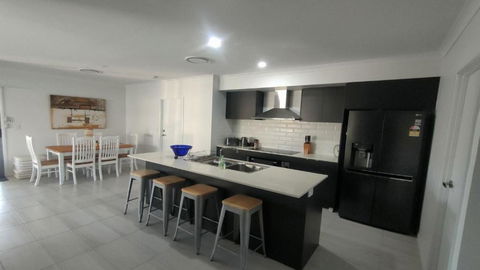 Relax Poolside By The Canal - Accommodation in Bendigo 2