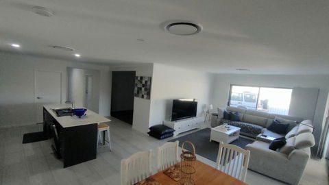 Relax Poolside By The Canal - Accommodation in Bendigo 3