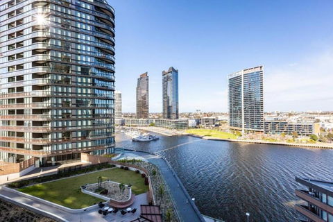 Resort-style Docklands Riverview Stay With Parking - Accommodation in Bendigo 0