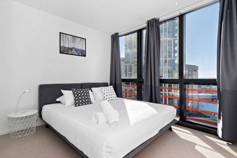 Resort-style Docklands Riverview Stay With Parking - Accommodation in Bendigo 1
