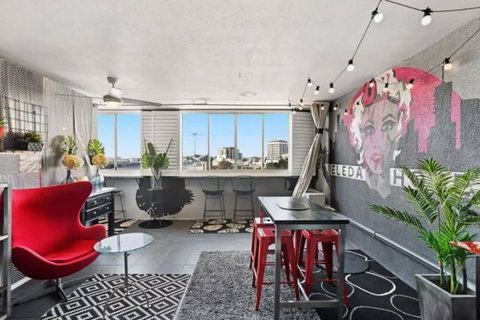 Retro Chic Vibes, Tropical Pool & Prime Location - Accommodation in Bendigo 0