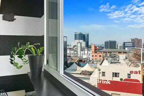 Retro Chic Vibes, Tropical Pool & Prime Location - Accommodation in Bendigo 2